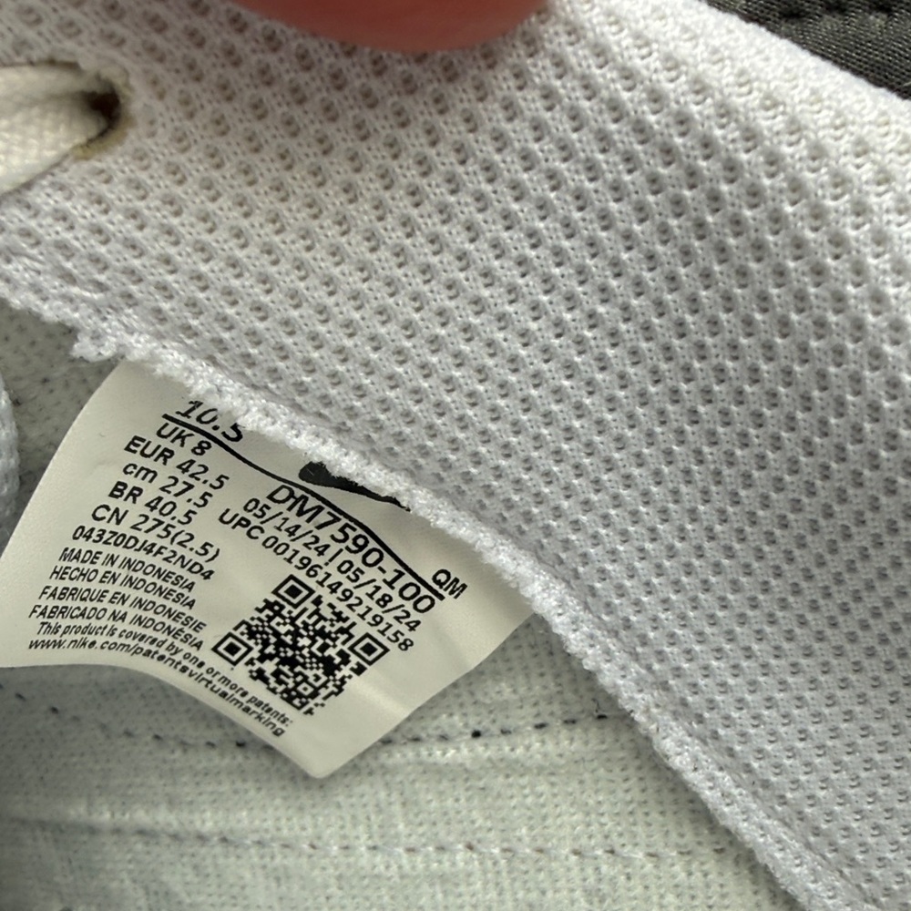 Nike White and Black Low-Top Sneakers - Picture 2 of 6